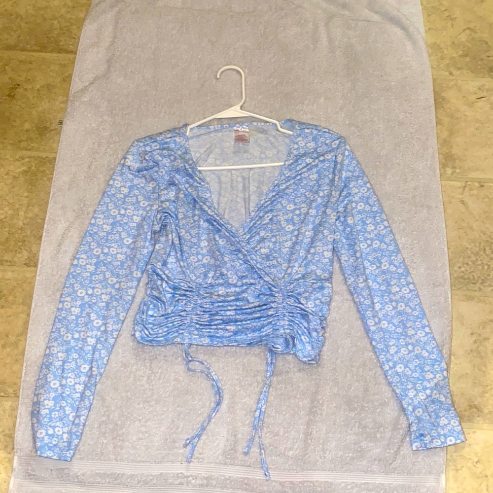 Lon sleeved shirt with crossed front